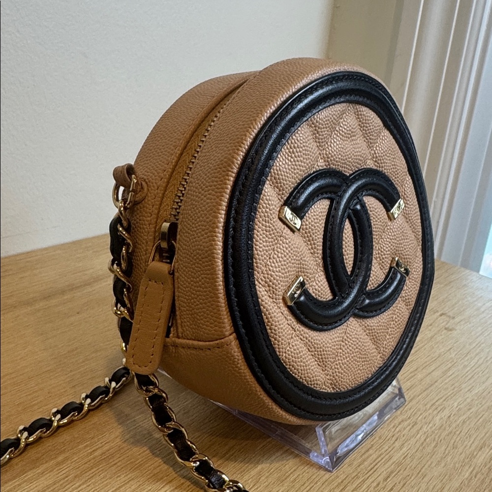 Chanel round filigree crossbody mini bag - Picture 2 of 9